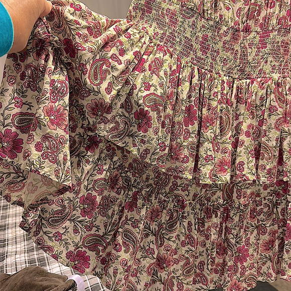 Patrons of peace~ Paisley and floral print with colors of sage and pinks.Size M - Picture 8 of 9